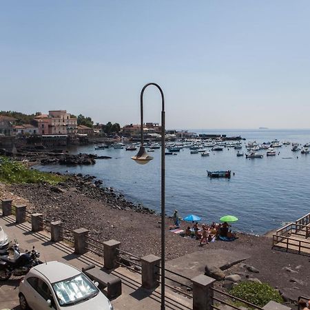 Bed and Breakfast Un Tuffo Nella Baia Di Capomulini Ачиреале Экстерьер фото