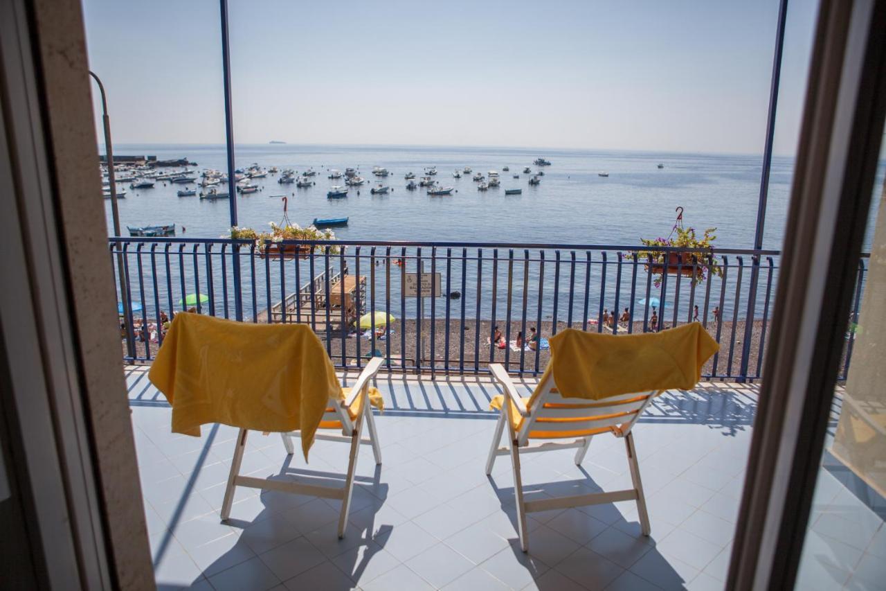 Bed and Breakfast Un Tuffo Nella Baia Di Capomulini Ачиреале Экстерьер фото